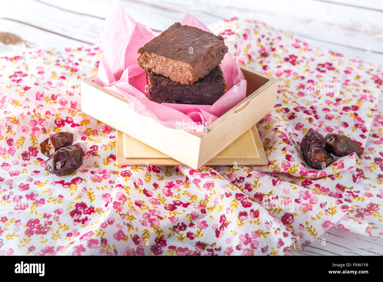 Gesunde glutenfreie Paleo Stil Brownies gemacht mit Süßkartoffel, Termine und Mandel-Mehl in einer Holzkiste Stockfoto