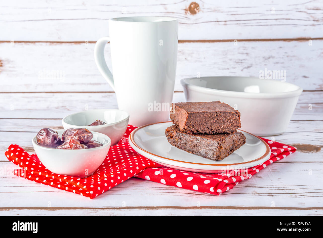 Gesunde glutenfreie Paleo-Stil-Brownies mit Süßkartoffel, Termine und Mandel-Mehl auf einem weißen Teller mit Tasse auf Hintergrund gemacht Stockfoto