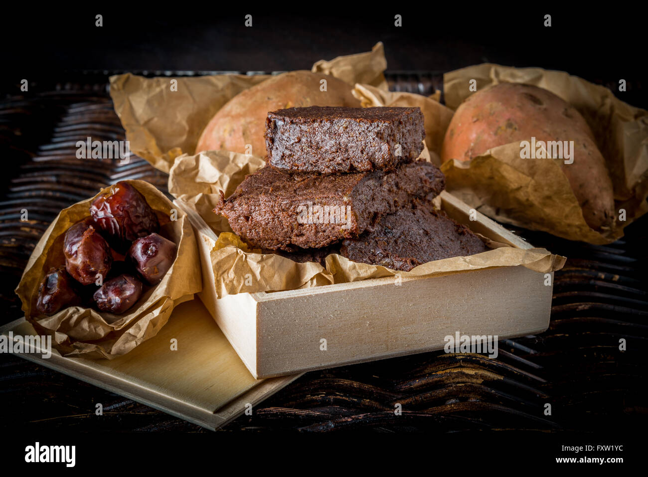 Gesunde glutenfreie Paleo-Stil-Brownies mit Süßkartoffel, Datteln und Mandeln Mehl gemacht Stockfoto
