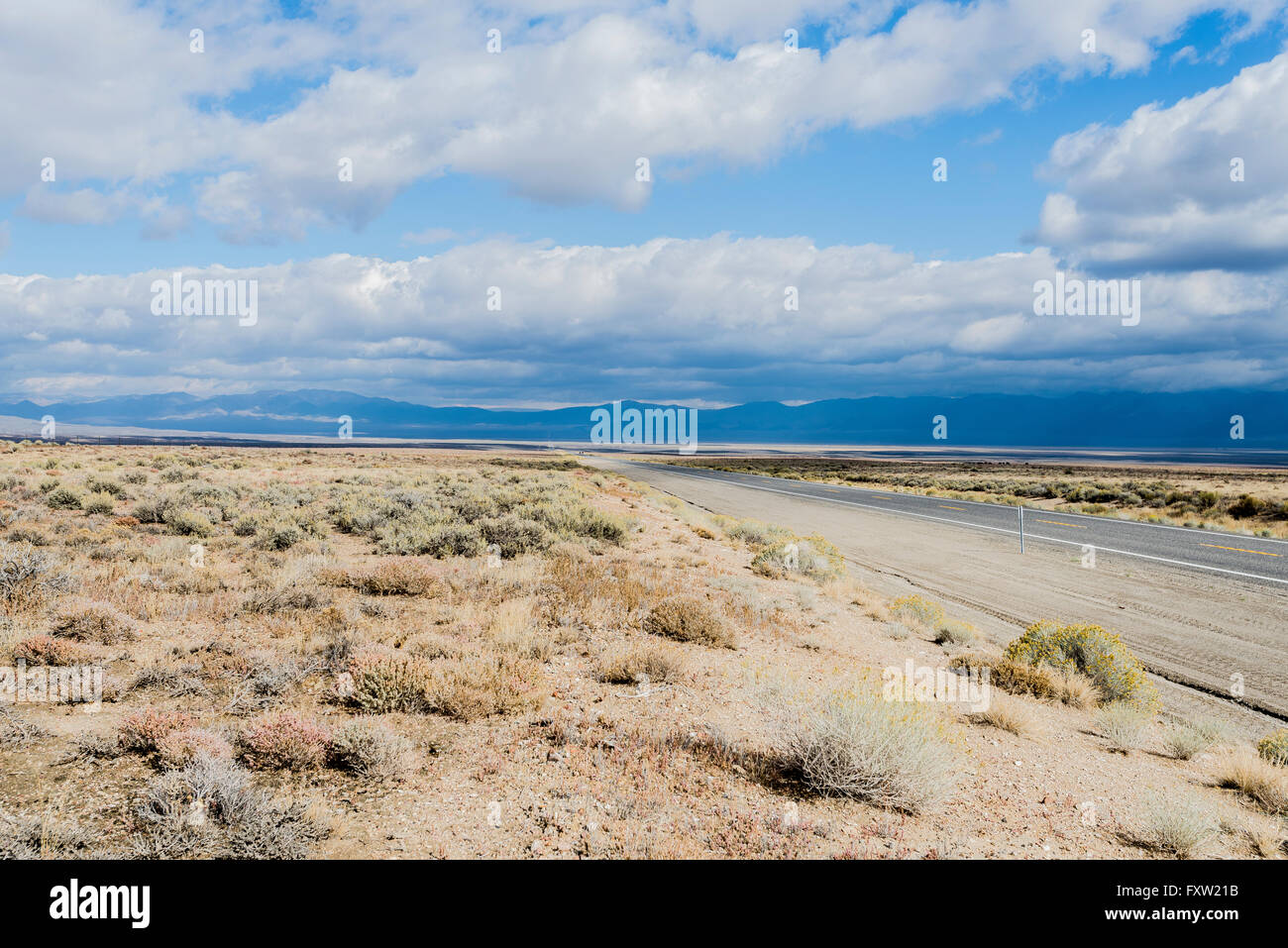 Eine autofreie Strecke von Highway 50, The Loneliest Road in America, in der Wüste von Nevada. Stockfoto