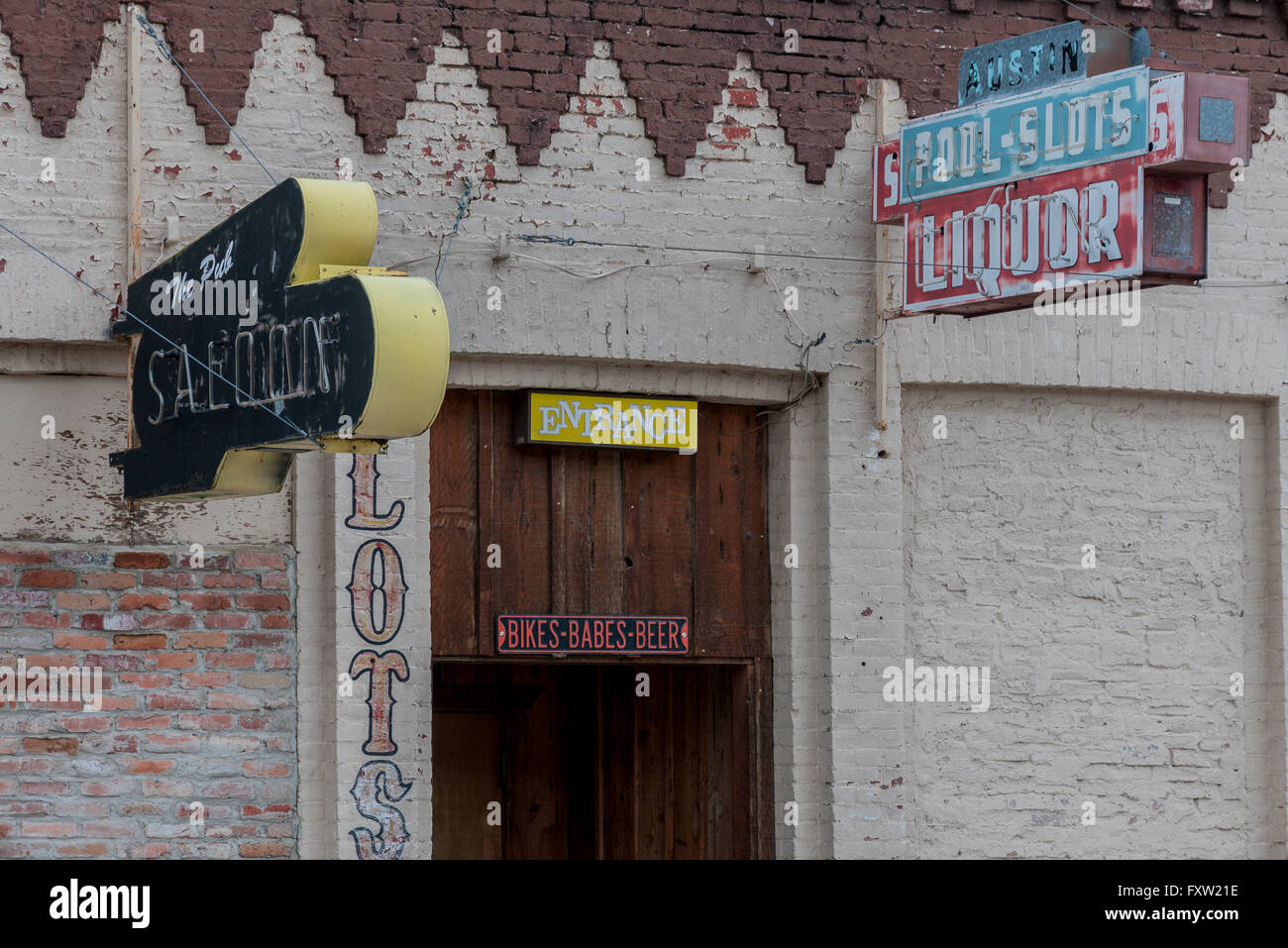 Zeichen auf der Vorderseite eines nicht mehr existierenden Salon und Casino auf dem Highway 50 in Austin, Nevada. Stockfoto