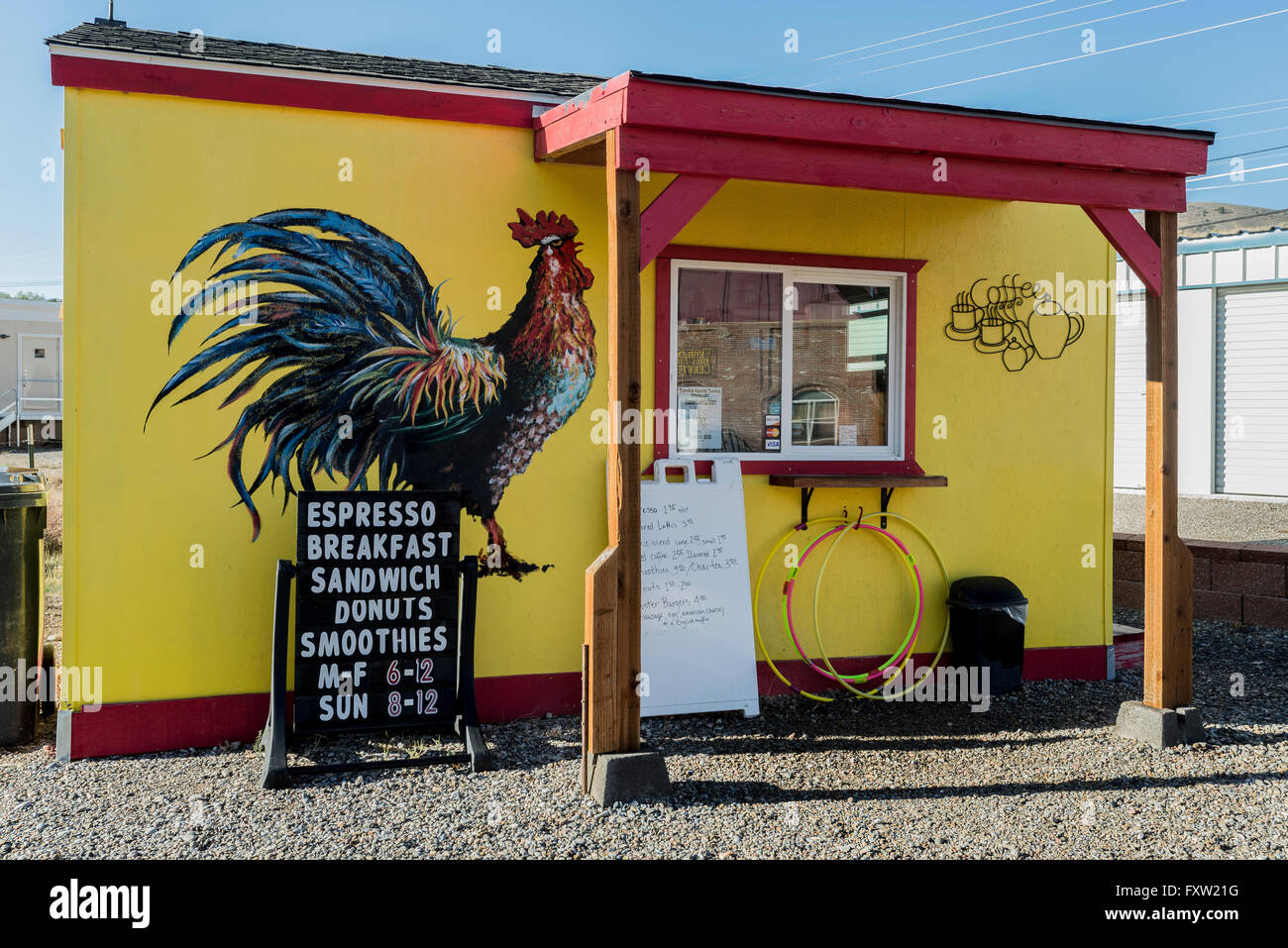 Eine rote und gelbe Kaffee Kiosk mit einem gemalten Hahn an der Wand auf der Hauptstraße in Eureka, Nevada Stockfoto