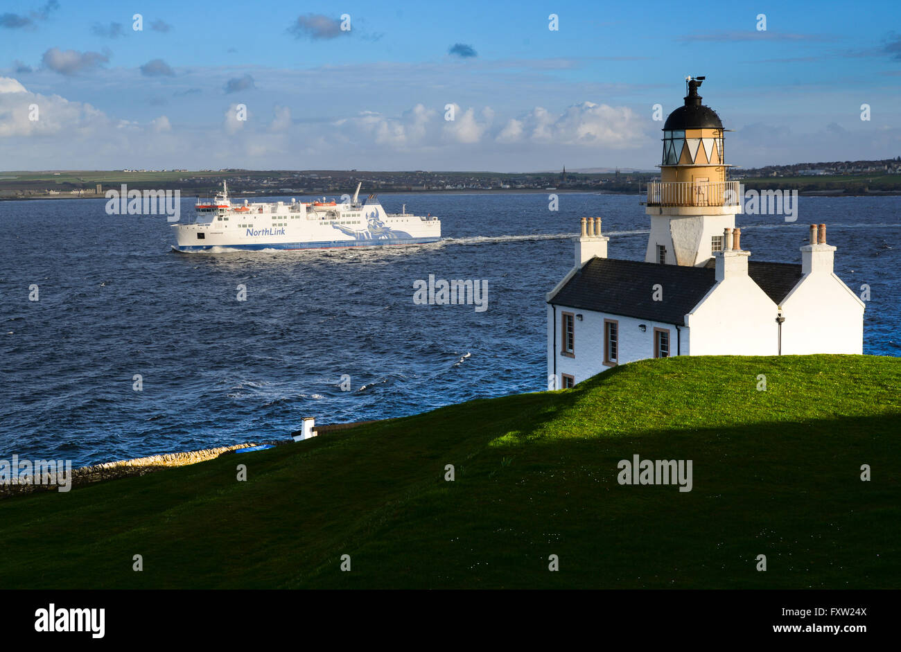 MV Hamnavoe von Scrabster Holborn Head Lighthouse und Thurso vorbei auf dem Weg nach Stromness Orkney Inseln segeln. Stockfoto