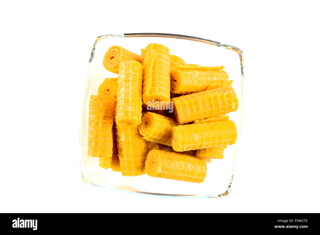 Wafer rollt in eine Glasschale isoliert auf weißem Hintergrund Stockfoto