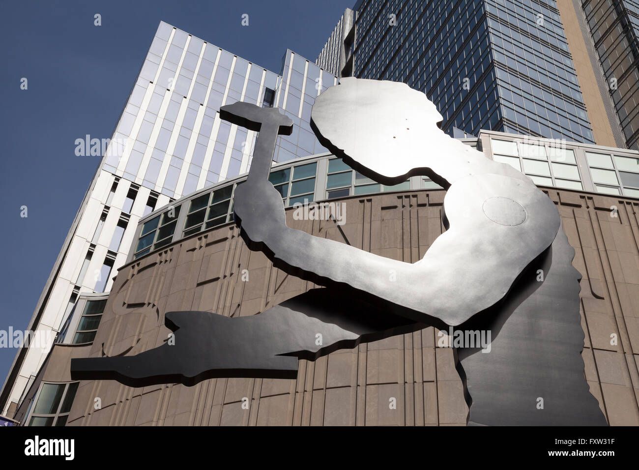 Seattle, Washington: Hammering Man Skulptur von Jonathan Borofsky im Seattle Art Museum Stockfoto
