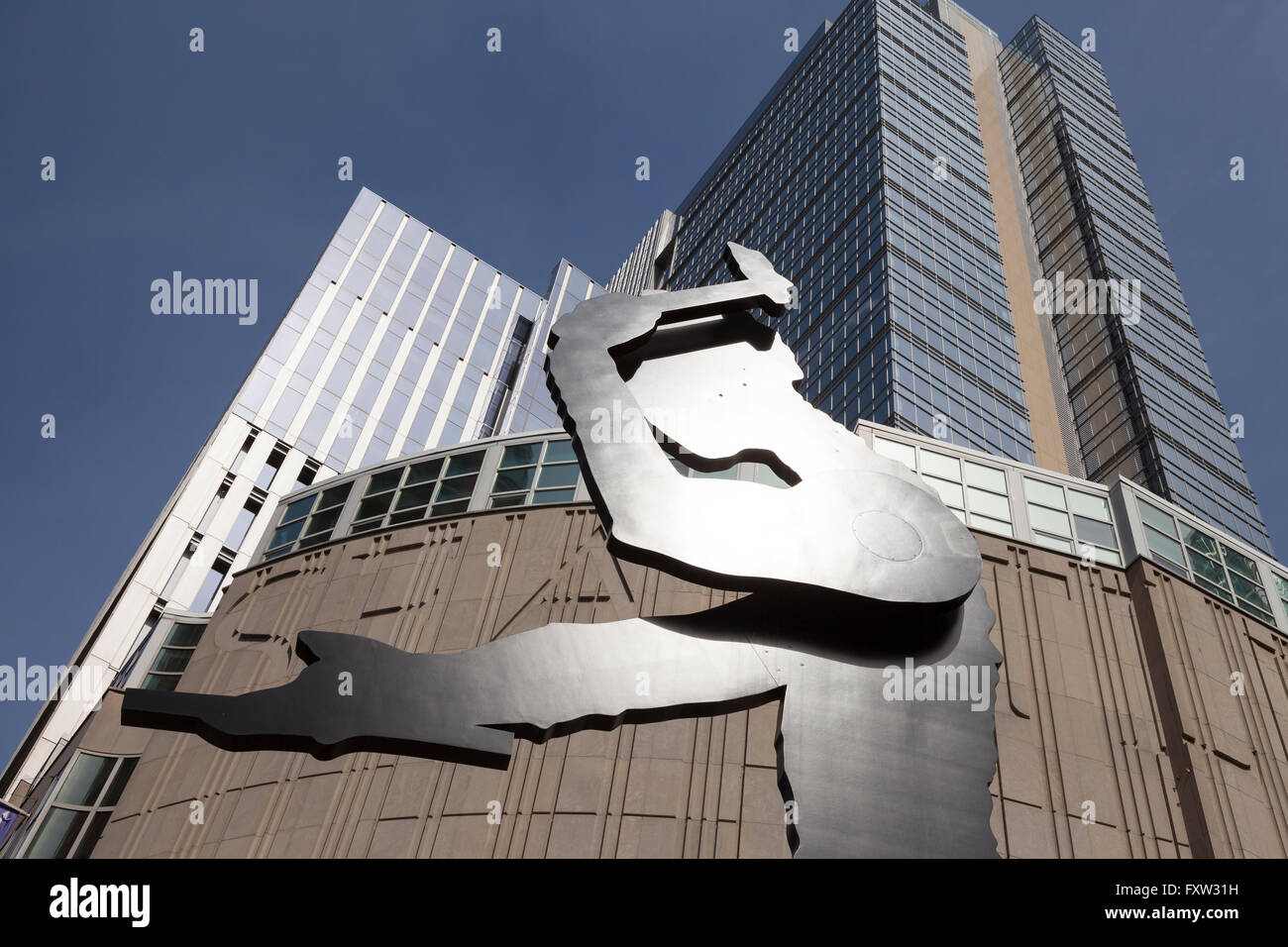 Seattle, Washington: Hammering Man Skulptur von Jonathan Borofsky im Seattle Art Museum Stockfoto