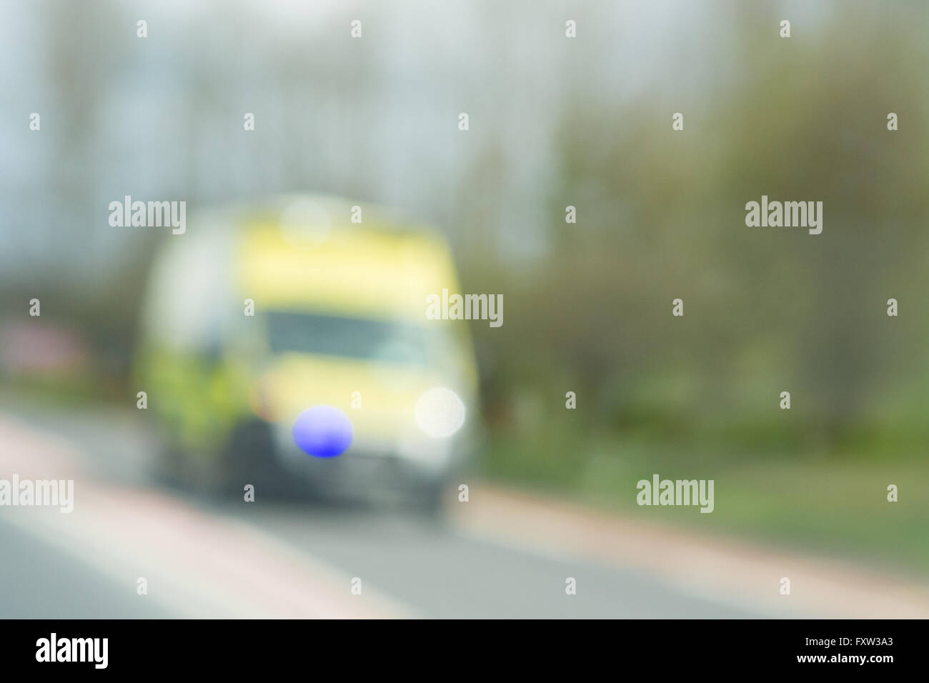 Out-of-Fokus Hintergrund uk Krankenwagen mit Blaulicht Stockfoto