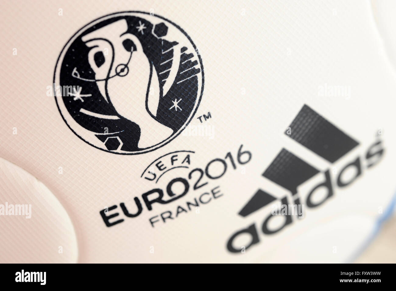 Logo des Turniers UEFA Fußball EM 2016 in Frankreich auf der offiziellen Adidas Spielball "Beau Jeu" Stockfoto