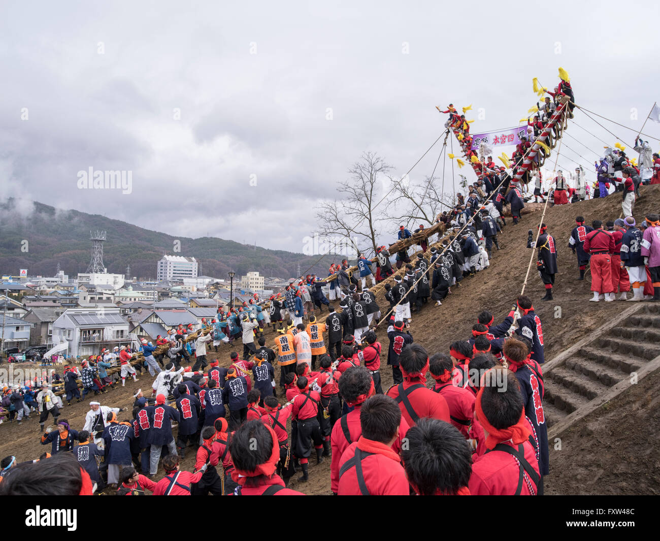 Onbashira - Suwa Taisha Kamisha.   Kiotoshi "Baum fällt" wo Männer riskieren ihr Leben reiten den Baumstamm. Shinto-Festival Stockfoto