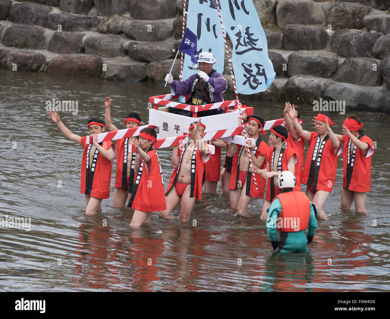 Onbashira - Suwa Taisha Kamisha Kawagoshi, Männer ziehen die Baumstämme über den Fluss.   Japanische tradit Stockfoto