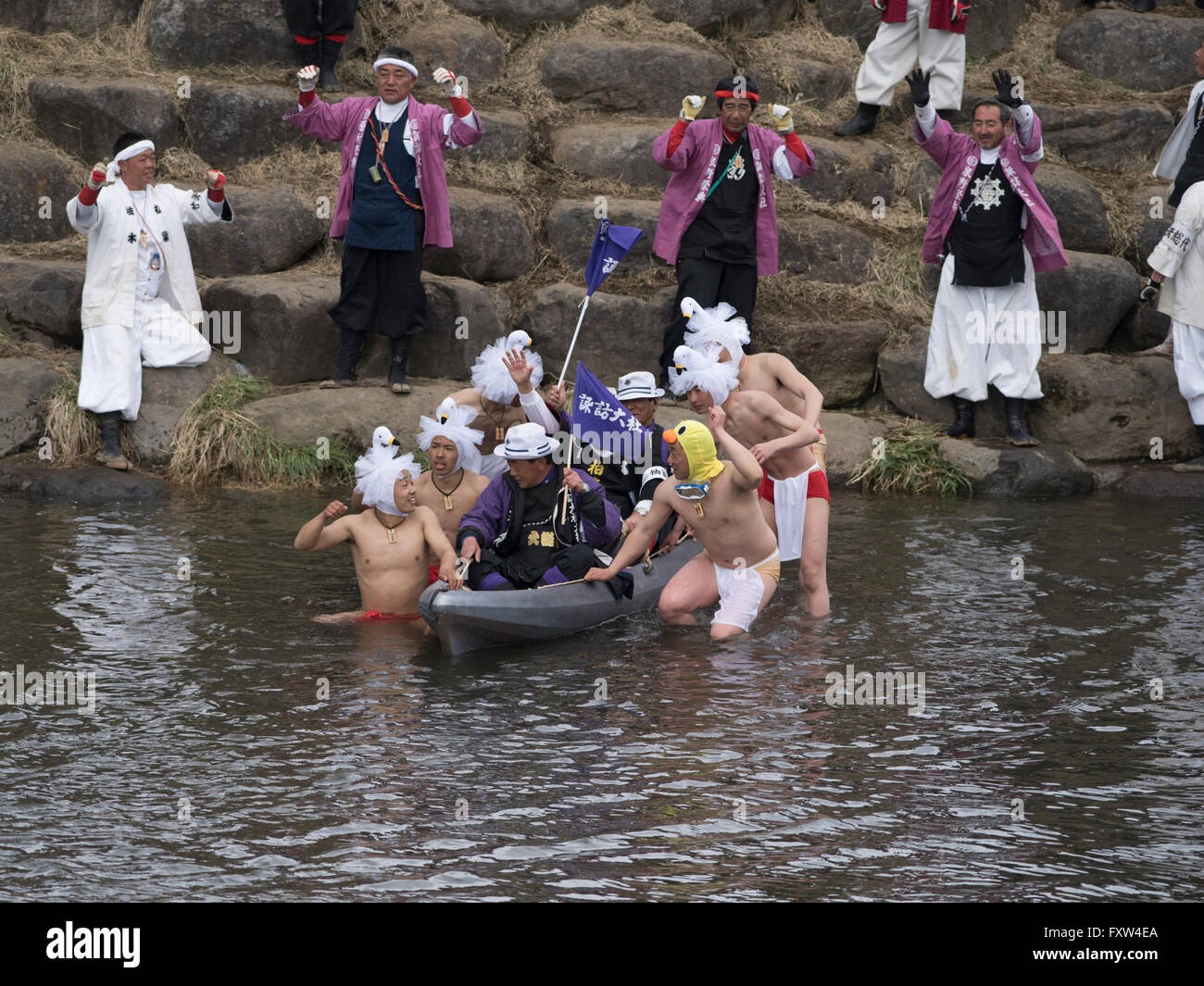 Onbashira - Suwa Taisha Kamisha Kawagoshi Männer escort ein Würdenträger über den Fluss. Shinto-Festival der Erneuerung in Nagano. Stockfoto