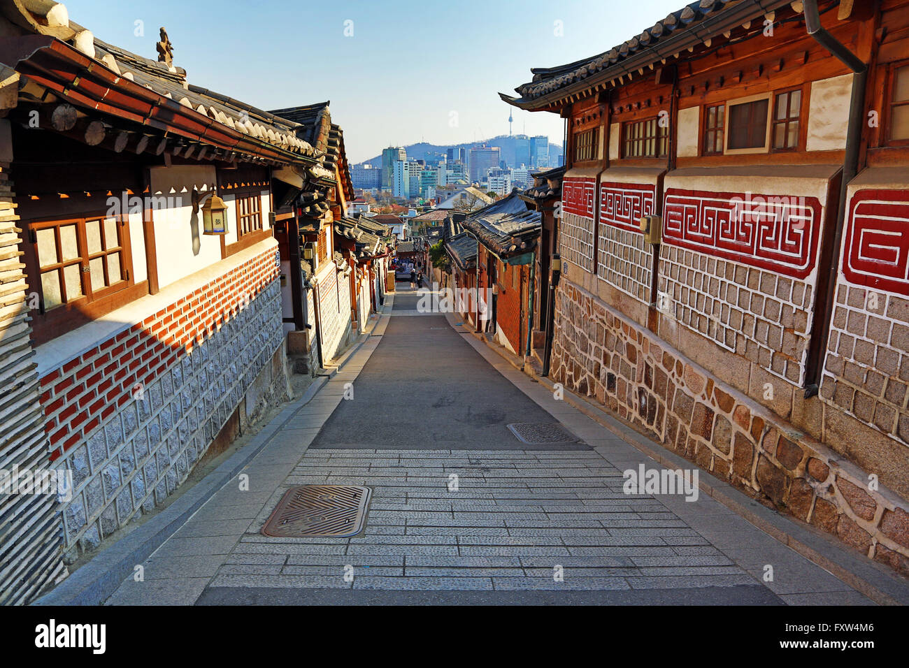 Straßenszene in der alten Stadt von Bukchon Hanok Dorf in Seoul, Korea Stockfoto