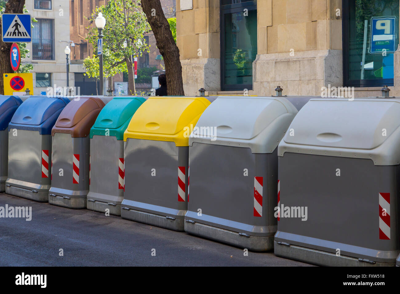 Satz von Müllcontainern für Müll, recycling, auf der Straße Stockfoto