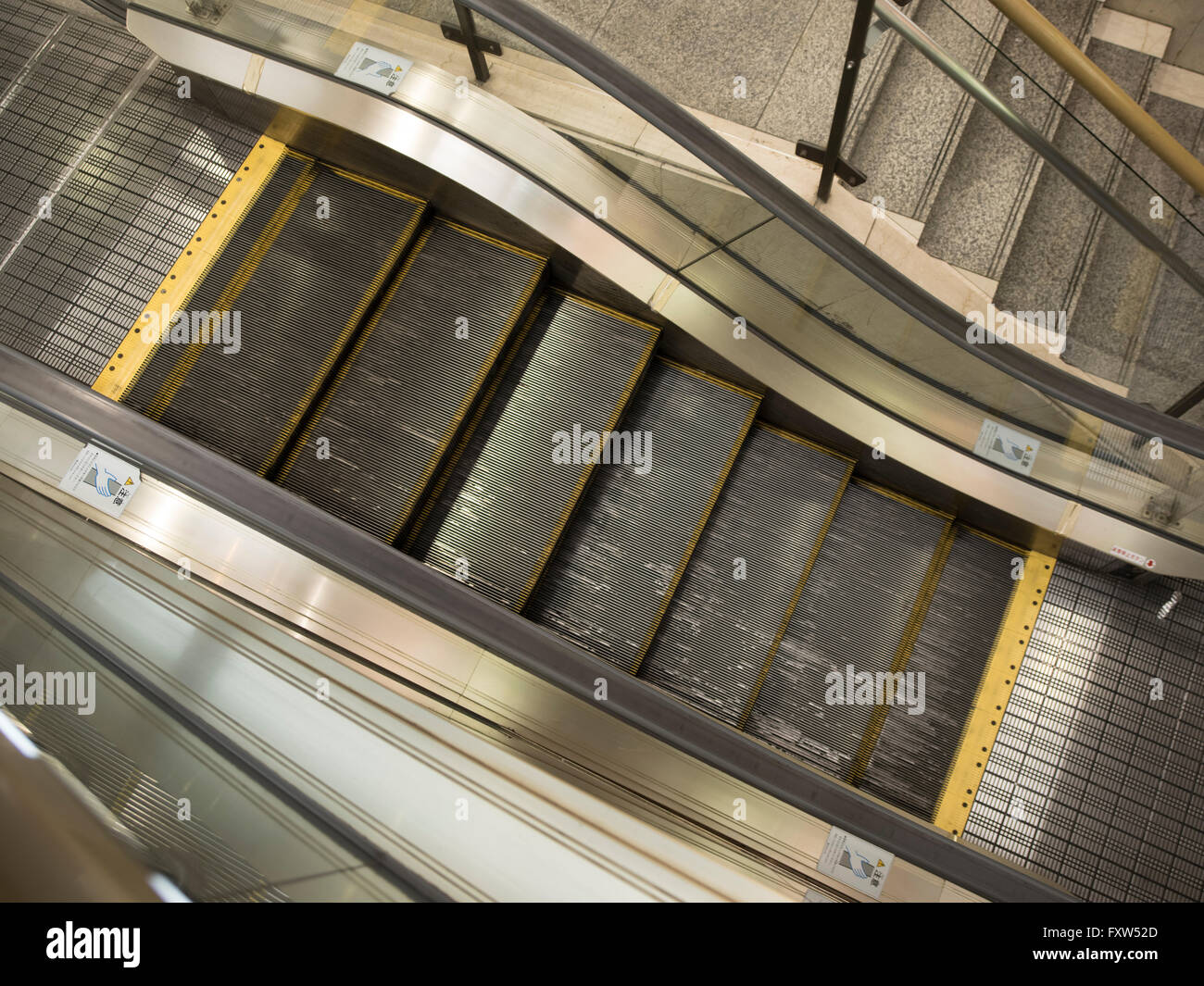 Zierliche Rolltreppe "Petitecalator" zwischen Kawasaki mehr und die unterirdischen Verbindungsgang. Weltweit kleinste Rolltreppe 83,4 cm Stockfoto