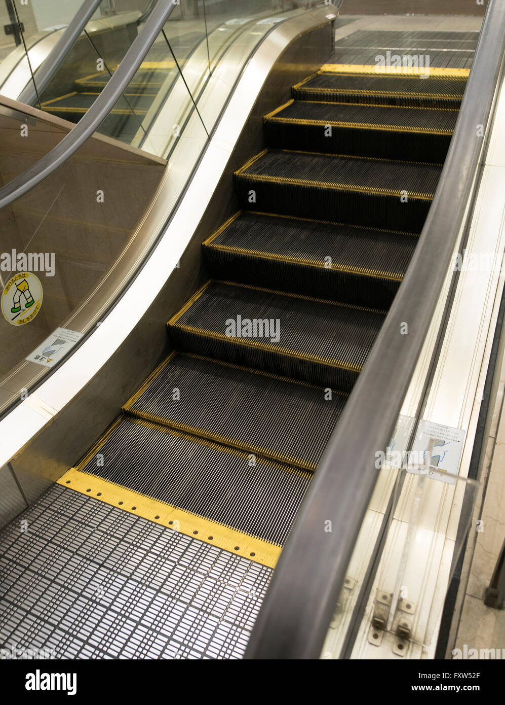 Zierliche Rolltreppe "Petitecalator" zwischen Kawasaki mehr und die unterirdischen Verbindungsgang. Weltweit kleinste Rolltreppe 83,4 cm Stockfoto
