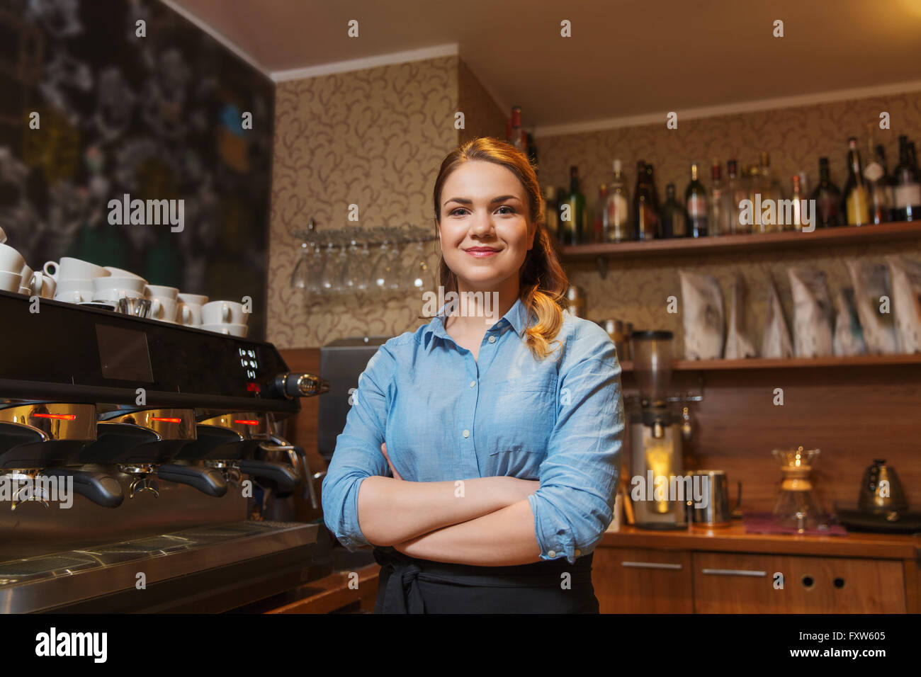 glücklich Barista Frau im Coffee shop Stockfoto