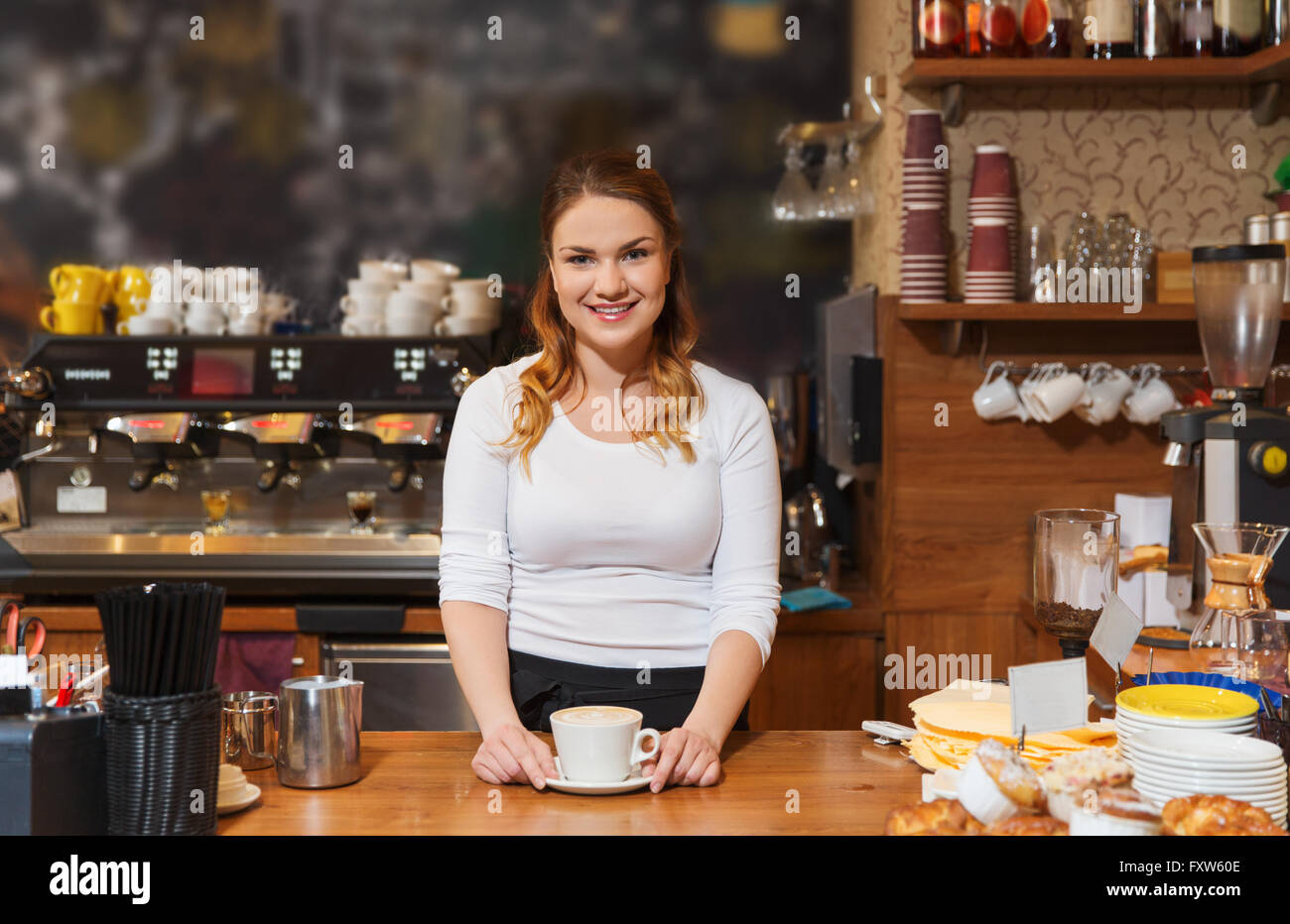 Frau glücklich Barista Latte im Kaffee-shop Stockfoto