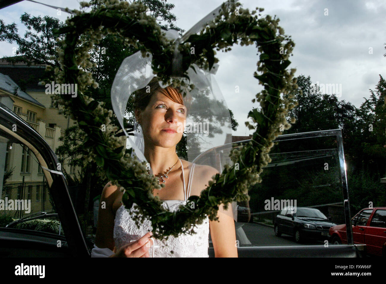 Feierlich dekoriert Hochzeit Auto Frau Liebe Herzform, Tschechische Republik Stockfoto