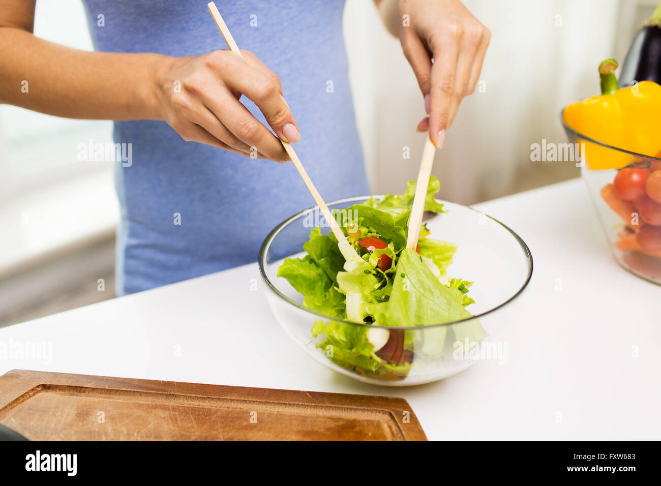 Nahaufnahme von Frau Kochen zu Hause Gemüsesalat Stockfoto