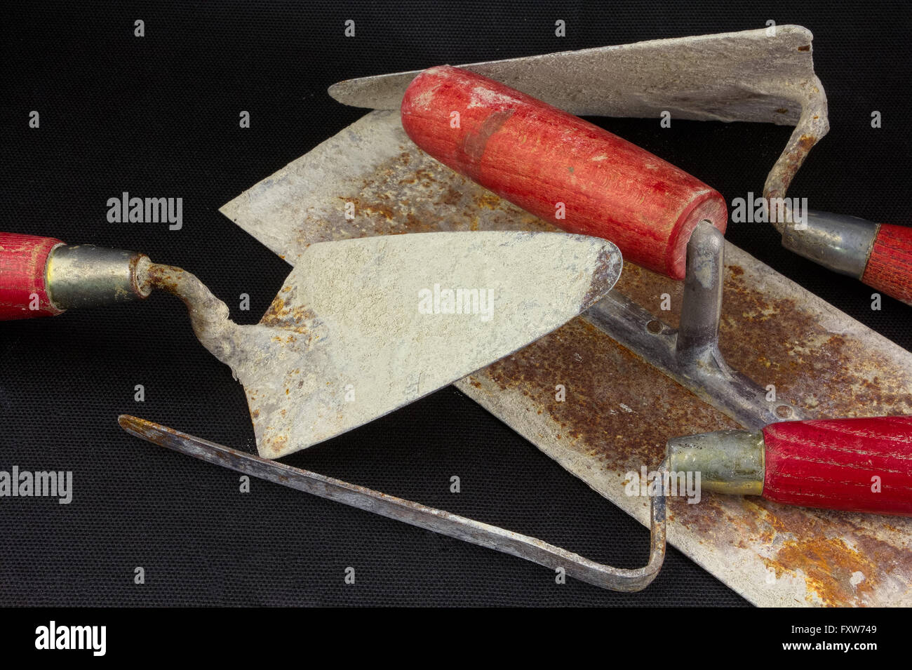 Mauerwerk-Werkzeuge überall verstreut Stockfoto