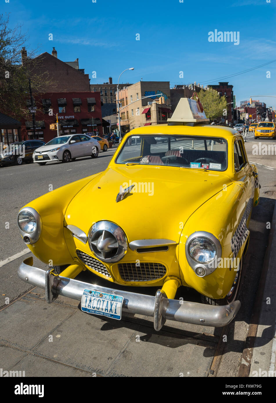 Jahrgang 1950 Ära Studebaker gelbes Taxi Taxi Werbung das Caliente Cab mexikanische Restaurant an der 7th Avenue im Greenwich Village Stockfoto
