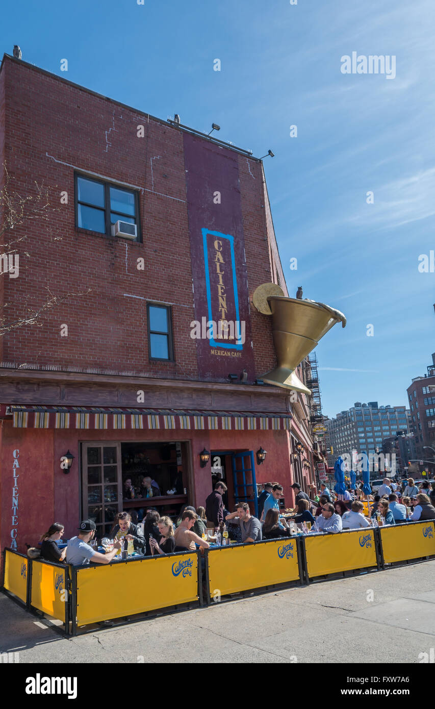 Menschen, die einen Brunch am Wochenende an einem sonnigen Tag in Greenwich Village, NYC draußen das Caliente Cab mexikanische Restaurant Speisen genießen. Stockfoto