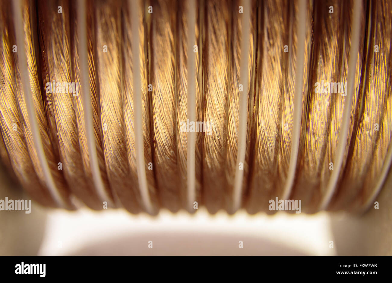 Nahaufnahme des goldenen gewickelten Lautsprecherkabel - abstraktes Konzept Stockfoto