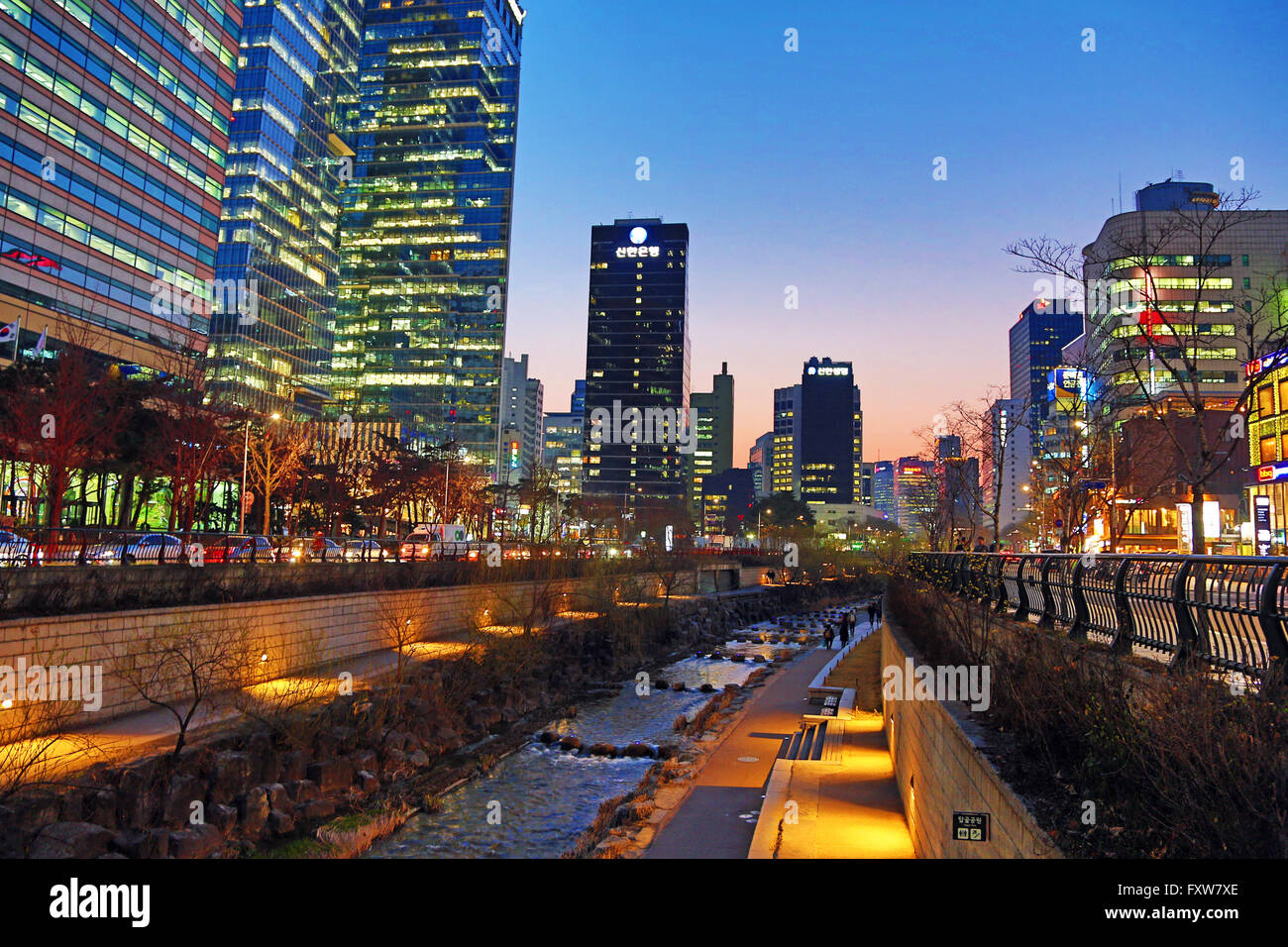 Cheonggyecheon Stream bei Sonnenuntergang in Seoul, Korea Stockfoto
