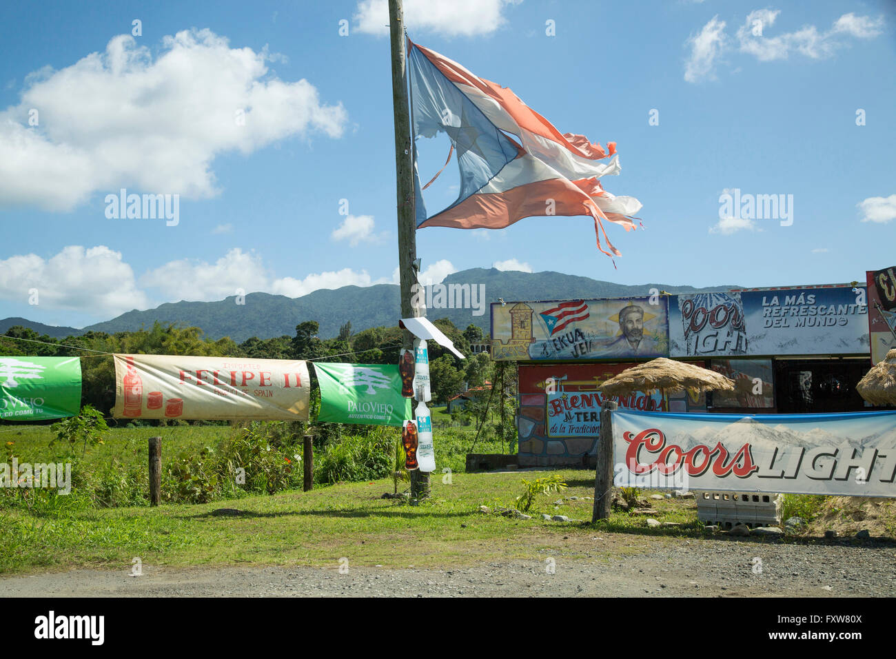 Abgenutzte und zerfetzten Fahne in Puerto Rico. AR eine Straße Seite Bar. Stockfoto