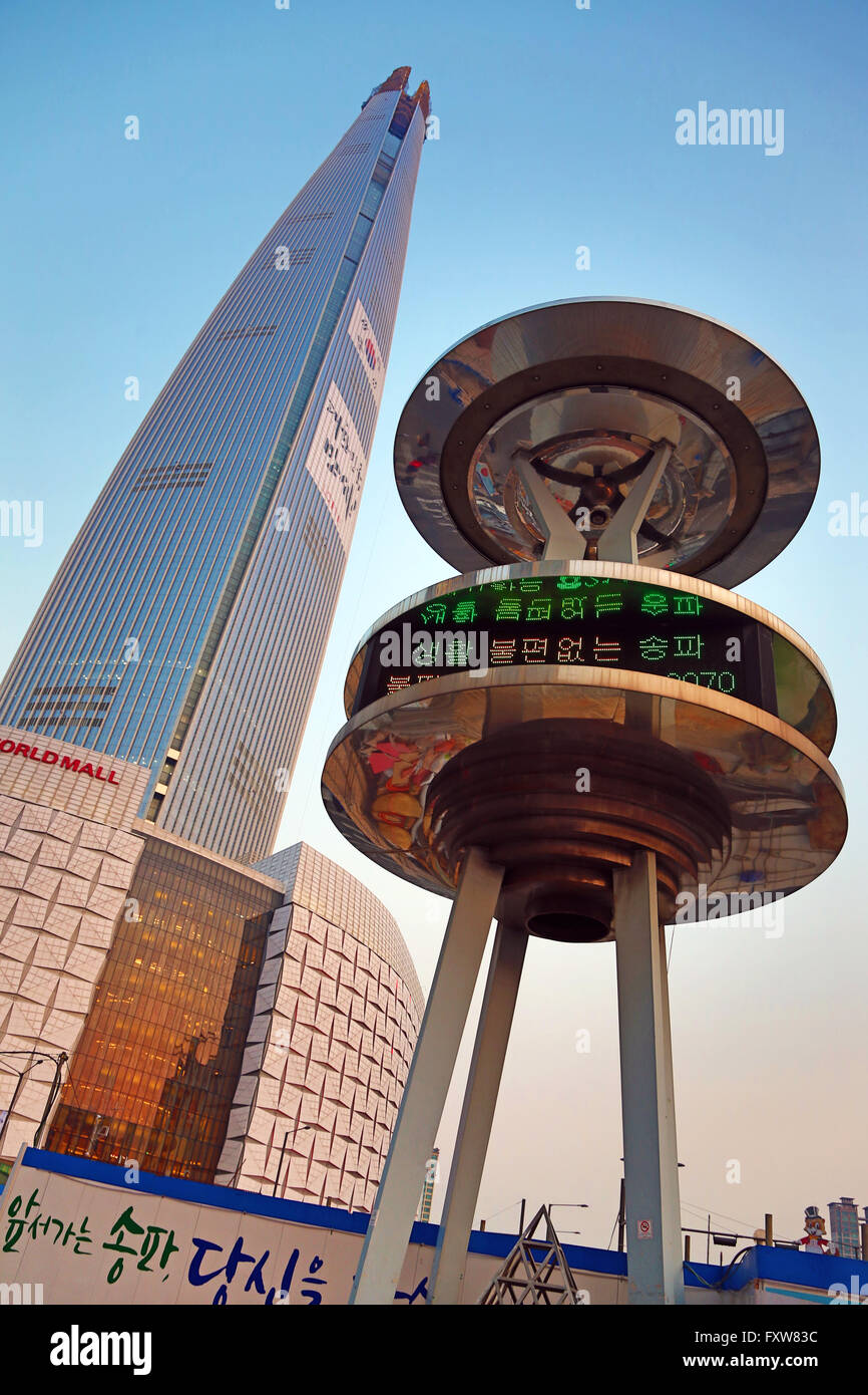 Der Lotte World Tower und der Lotte World Mall in Jamsil in Seoul, Korea Stockfoto