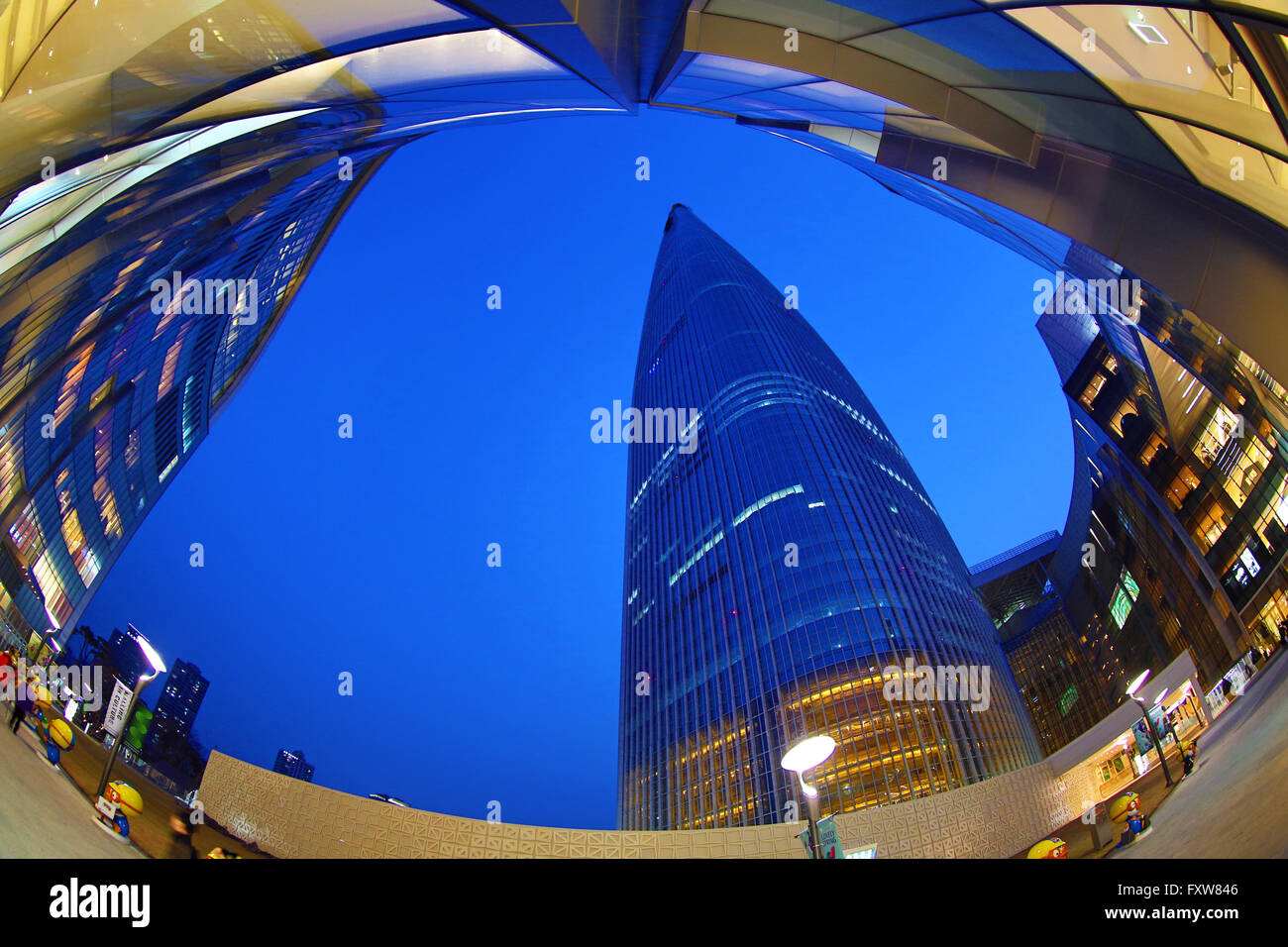 Der Lotte World Tower und Lotte World Mall bei Sonnenuntergang in Jamsil in Seoul, Korea Stockfoto