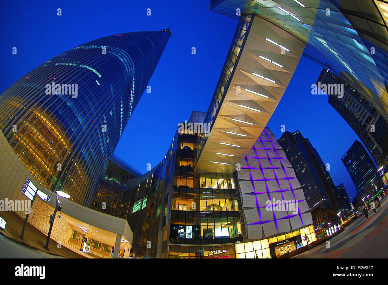 Der Lotte World Tower und Lotte World Mall bei Sonnenuntergang in Jamsil in Seoul, Korea Stockfoto