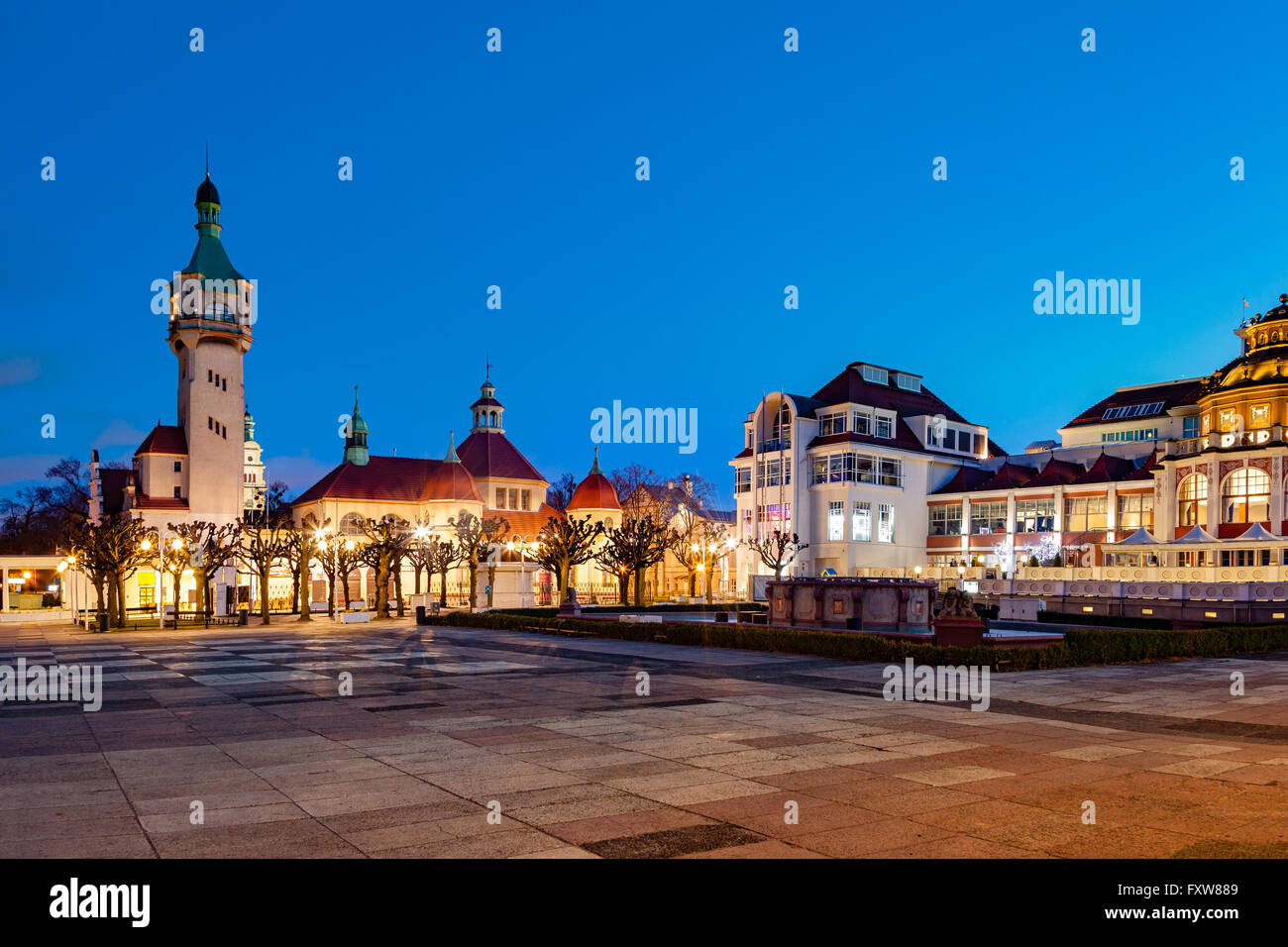 Schöne Architektur von Zoppot in der Nacht, Polen. Stockfoto