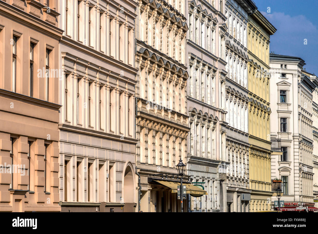 Fassaden der alten Häuser am Chamisso Platz in Kreuzberg, Chamissoplatz, Immobilien, Berlin Stockfoto