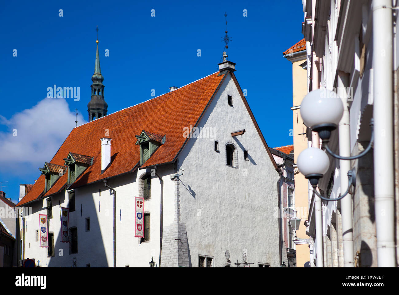 Tallinn, Gebäude aus dem 17. Jahrhundert in der alten Stadt und Fahnen mit den Wappen der antiken Städte der Hanse un Stockfoto