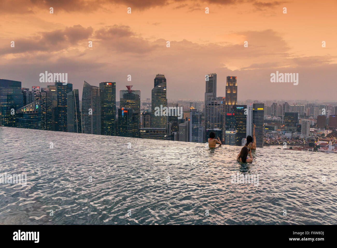 Marina Bay Sands, Infinity-Pool, Dach-Terasse, Sonnenuntergang, Skyline, asiatische Touristen, Marina Bay, Singapur, Singapur, Southest Asien, Stockfoto
