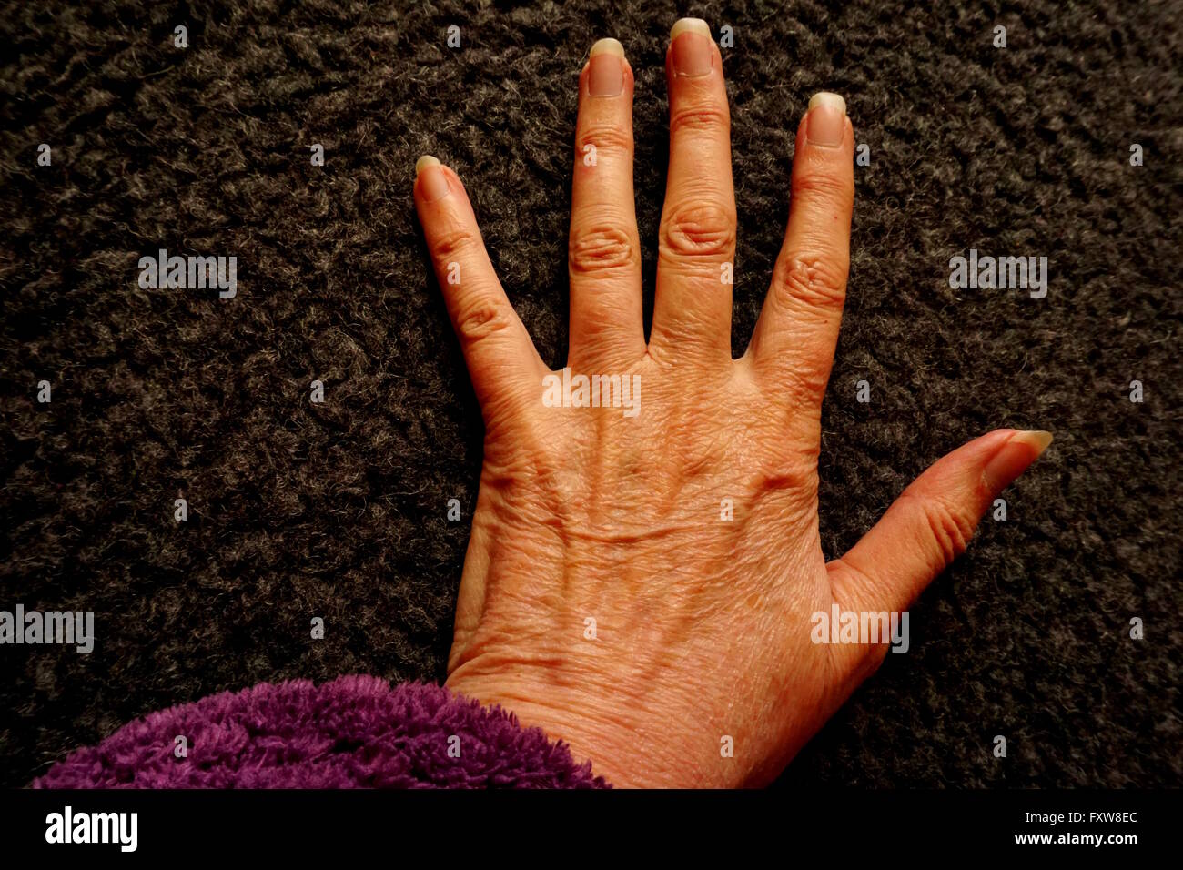 Faltige Hand. Stockfoto