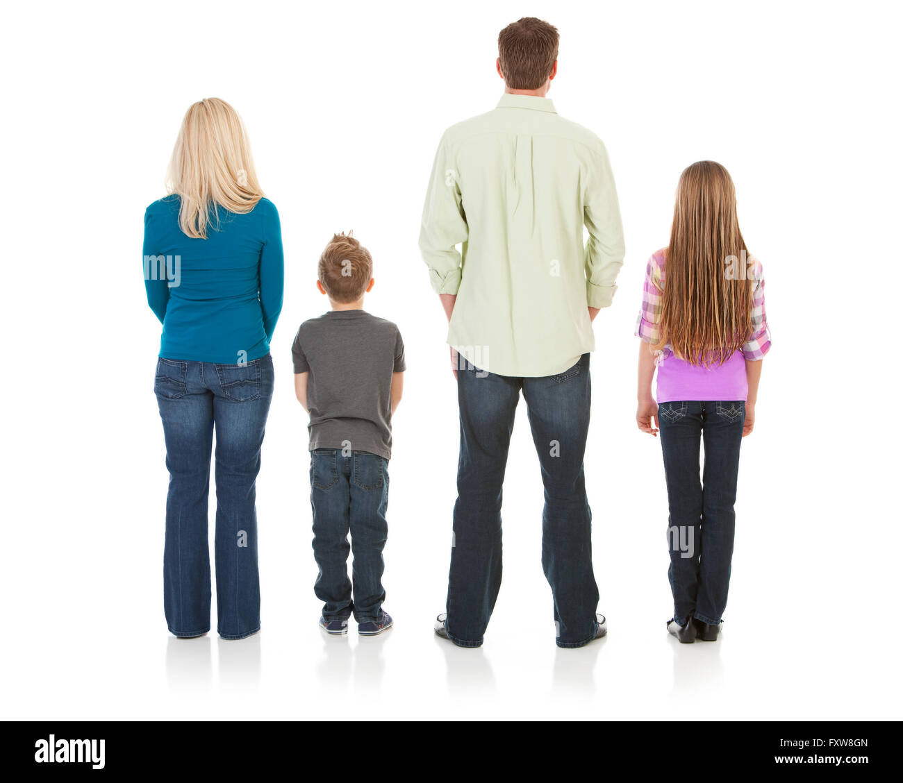 Auf weiße Serie von einem kaukasischen Kernfamilie in Freizeitkleidung und Fitnesskleidung isoliert.  Mama, Papa, Bruder und Schwester. Stockfoto
