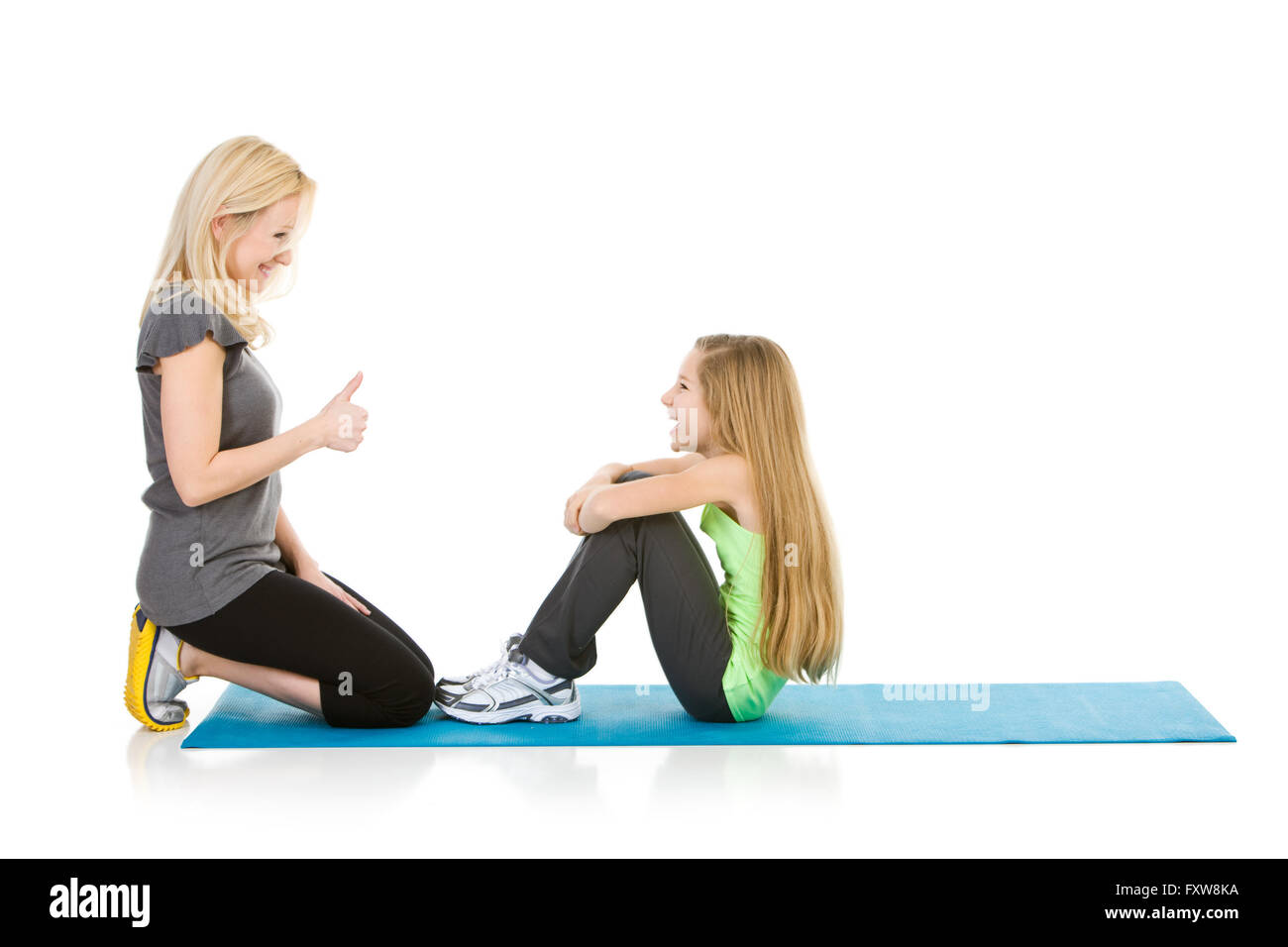 Auf weiße Serie von einem kaukasischen Kernfamilie in Freizeitkleidung und Fitnesskleidung isoliert.  Mama, Papa, Bruder und Schwester. Stockfoto