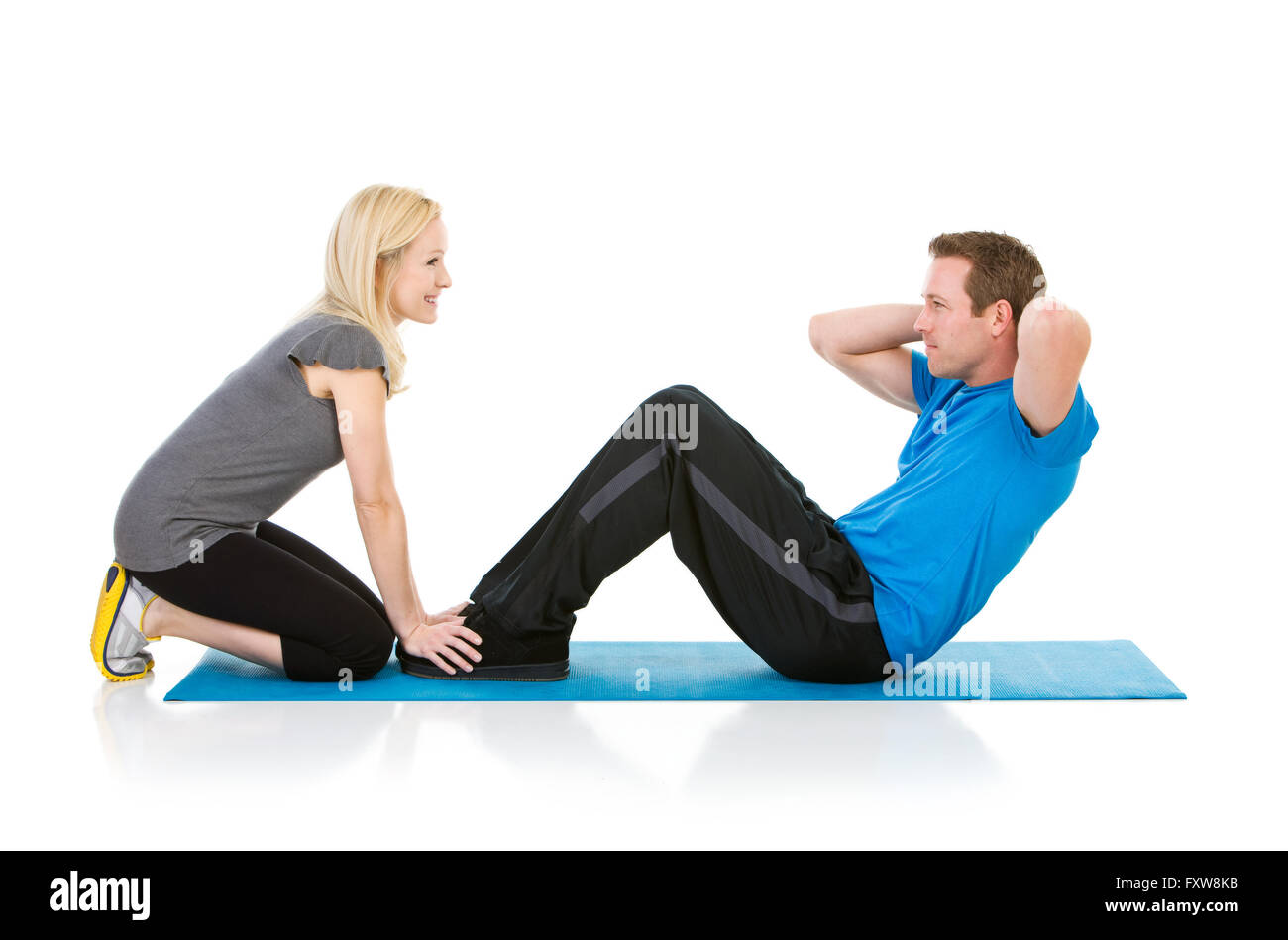 Auf weiße Serie von einem kaukasischen Kernfamilie in Freizeitkleidung und Fitnesskleidung isoliert.  Mama, Papa, Bruder und Schwester. Stockfoto