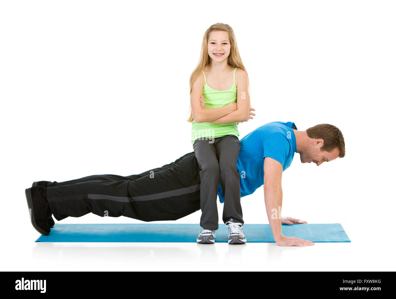 Auf weiße Serie von einem kaukasischen Kernfamilie in Freizeitkleidung und Fitnesskleidung isoliert.  Mama, Papa, Bruder und Schwester. Stockfoto