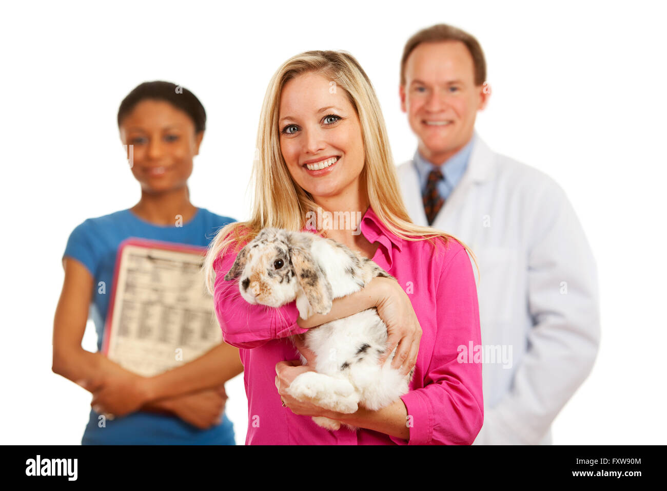 Serie mit einem Cacucasian Tierarzt und gemischt-ethnische Gruppe von Mitarbeitern und Kunden.  Halten Kaninchen, Katze und Hund.  ISO Stockfoto