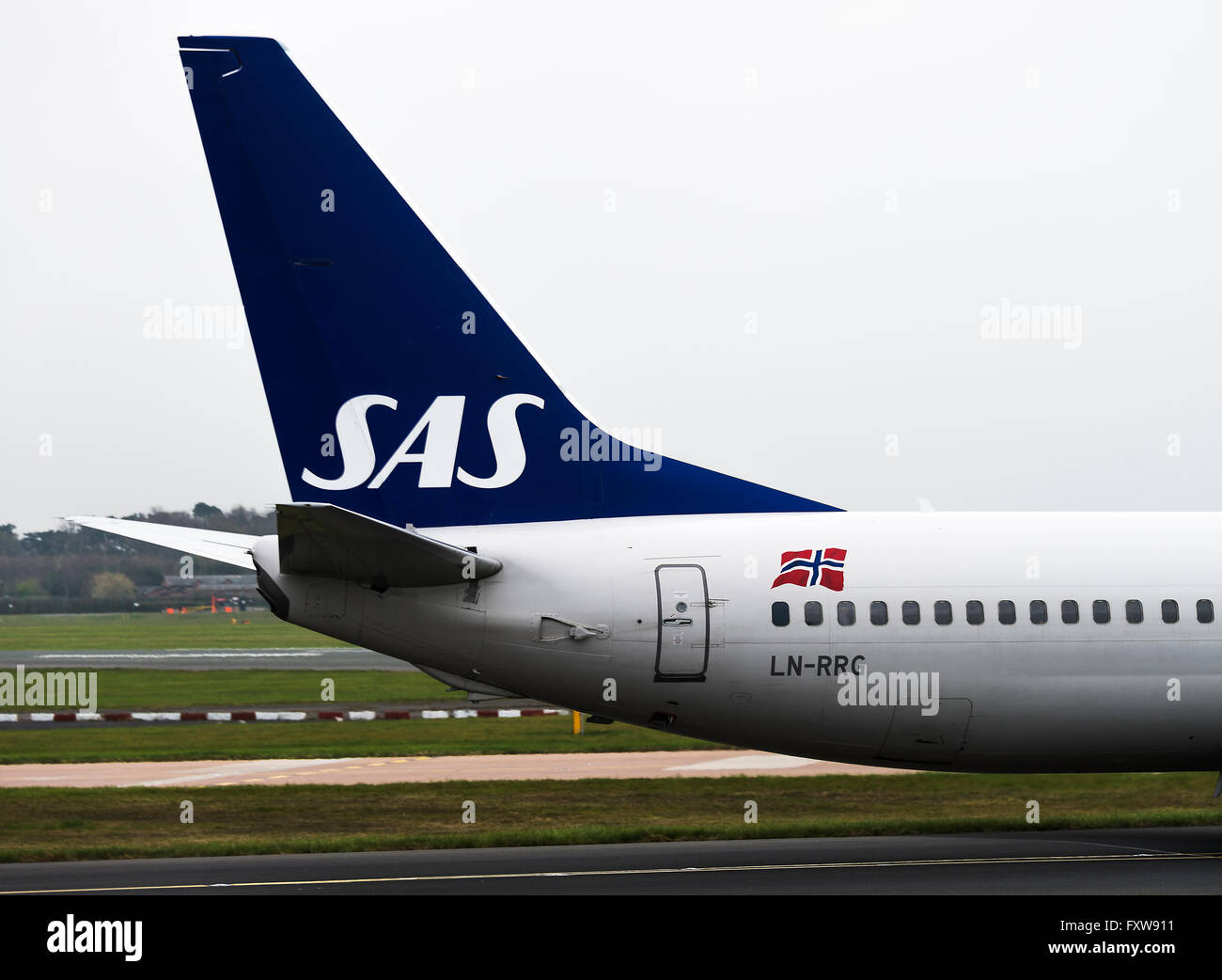 SAS Airlines Boeing 737-85P(w) Airliner LN-RRG Rollen für Abflug am Flughafen Manchester England, Vereinigtes Königreich Stockfoto