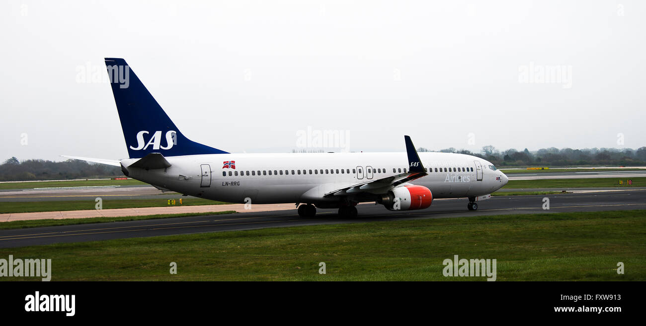 SAS Airlines Boeing 737-85P(w) Airliner LN-RRG Rollen für Abflug am Flughafen Manchester England, Vereinigtes Königreich Stockfoto