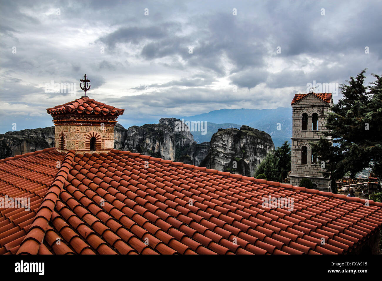 Dachziegel mit Rock Hintergrund, Meteora, Griechenland, Europa Stockfoto