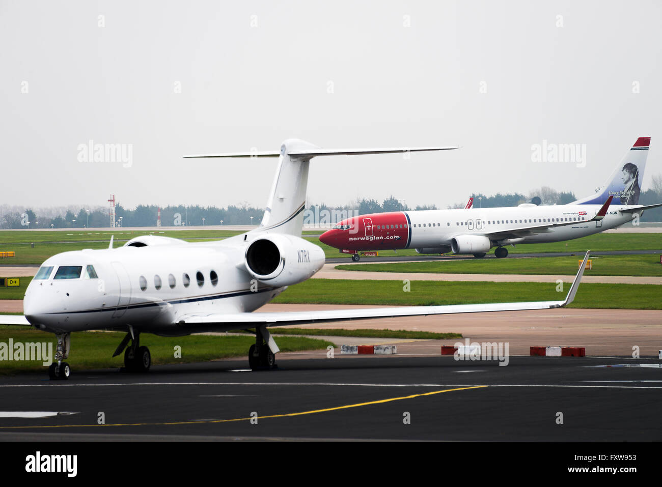 Norwegian Air Shuttle Boeing 737-8JP(WL) Airliner LN-NGN Rollen an Manchester Flughafen England Vereinigtes Königreich UK Stockfoto