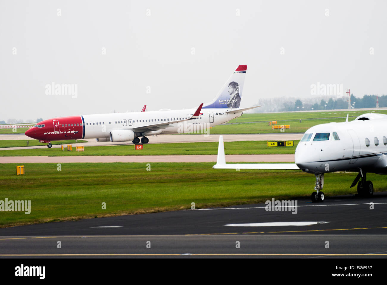 Norwegian Air Shuttle Boeing 737-8JP(WL) Airliner LN-NGN Rollen an Manchester Flughafen England Vereinigtes Königreich UK Stockfoto