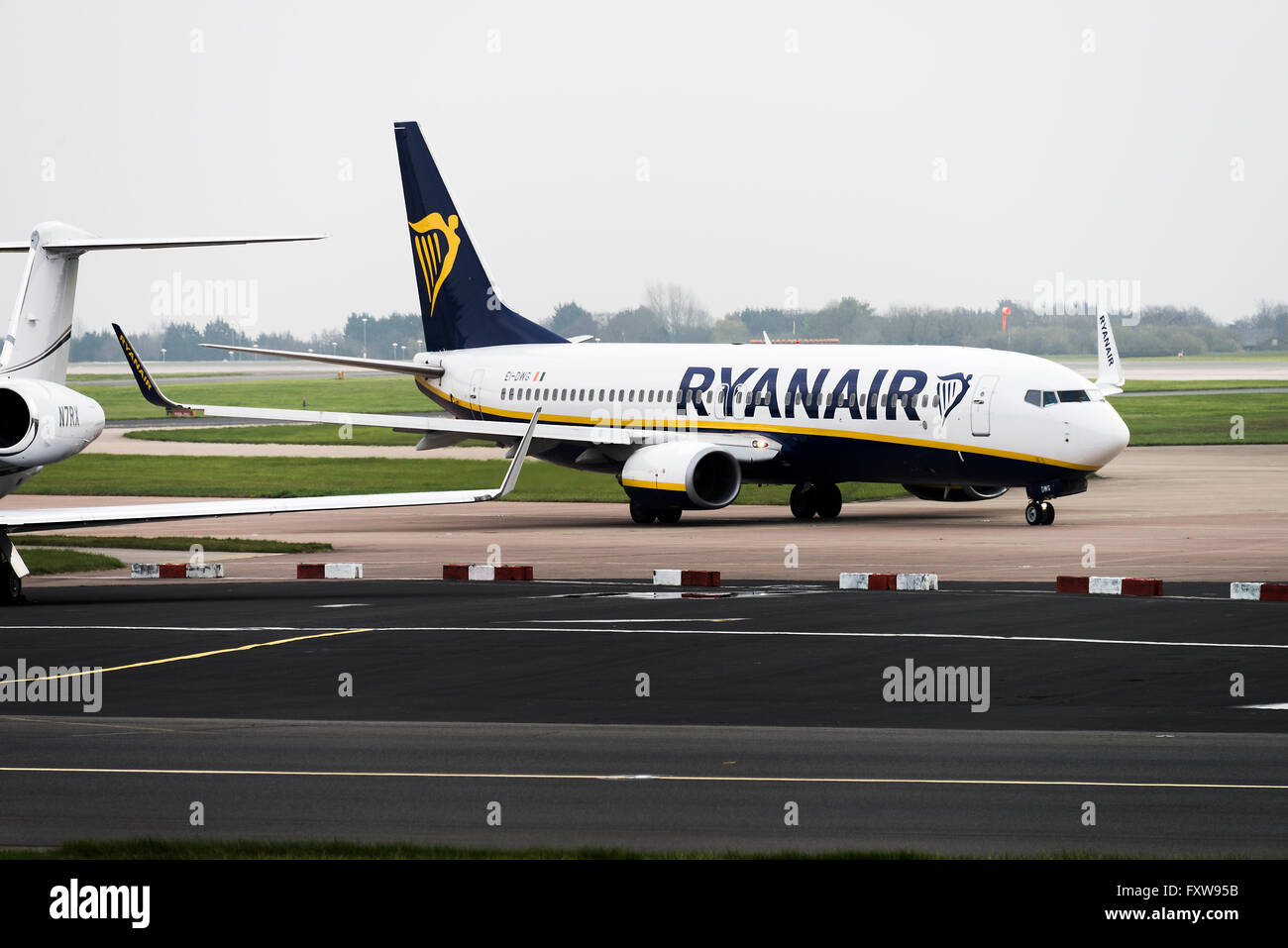 Ryanair Airline Boeing 737-8AS(w) Airliner EI-DWG Rollen für ausziehen am internationalen Flughafen Manchester England UK Stockfoto