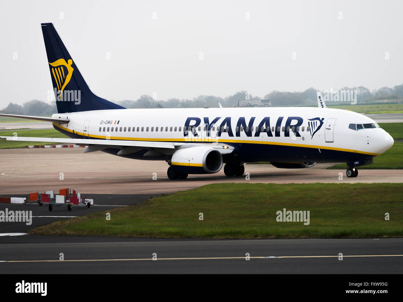 Ryanair Airline Boeing 737-8AS(w) Airliner EI-DWG Rollen für ausziehen am internationalen Flughafen Manchester England UK Stockfoto