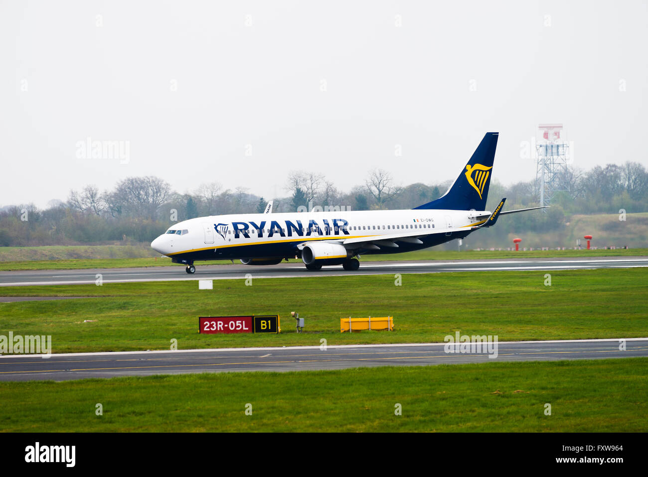 Ryanair Airline Boeing 737-8AS(w) Airliner EI-DWG dem Start am Flughafen Manchester England UK Stockfoto